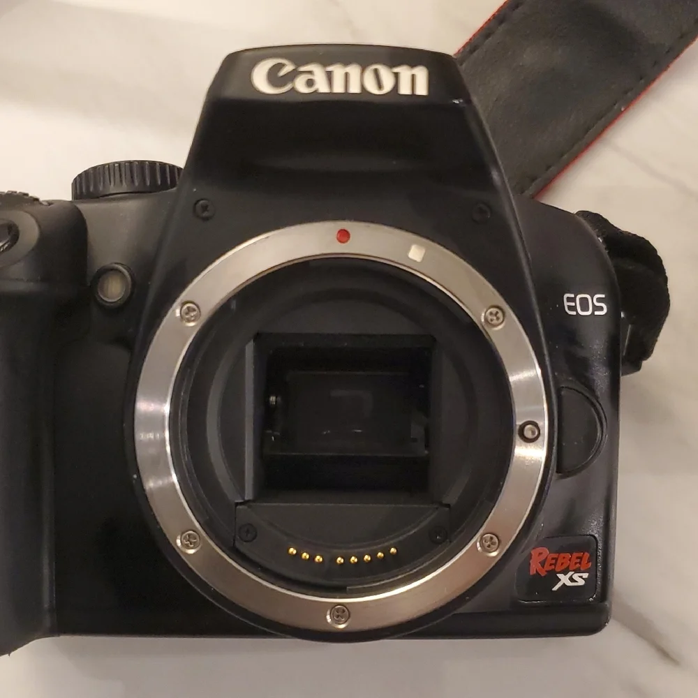 Canon Black DSLR Camera with Canon Zoom Lens - Picture 2 of 5